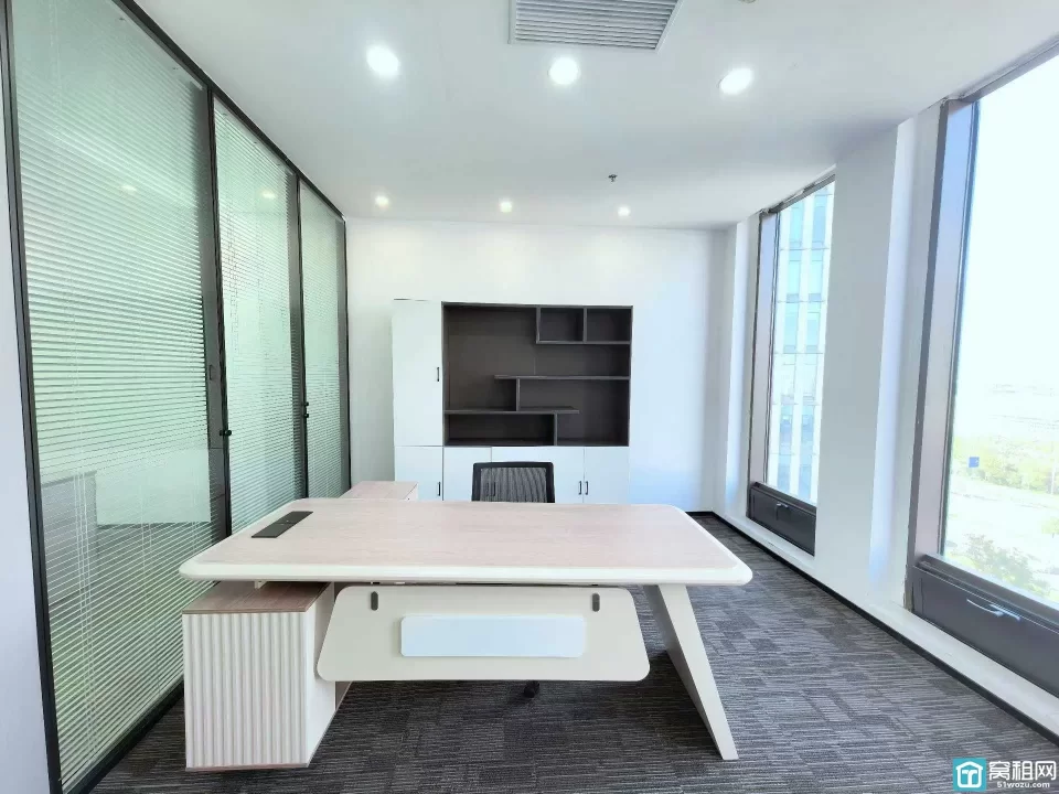 万科云谷中心～4号线地铁站口直达 95平精装带隔间～楼层视野采光好