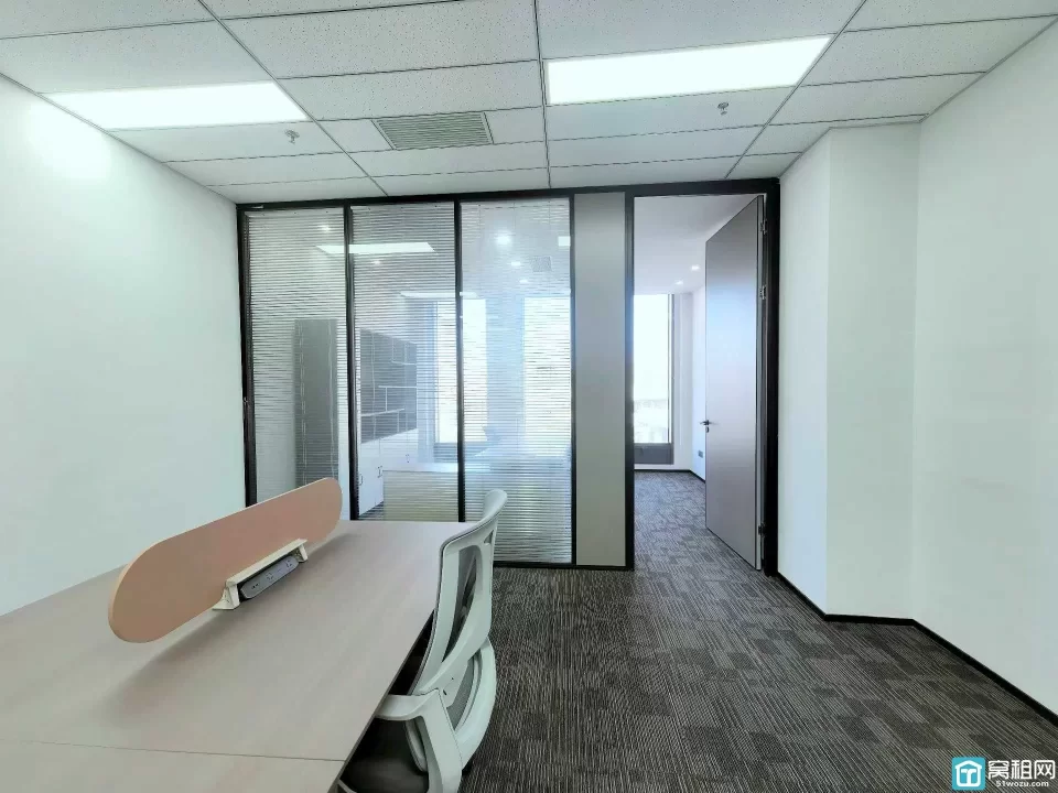 万科云谷中心～4号线地铁站口直达 95平精装带隔间～楼层视野采光好