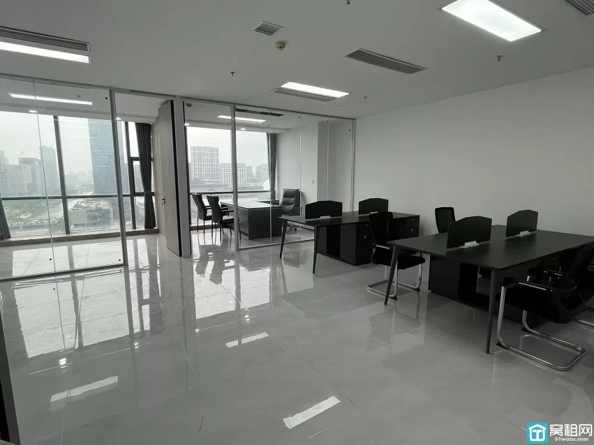 文化广场对面嘉恒广场B座面积：125m²单价：2.1元/m²/天