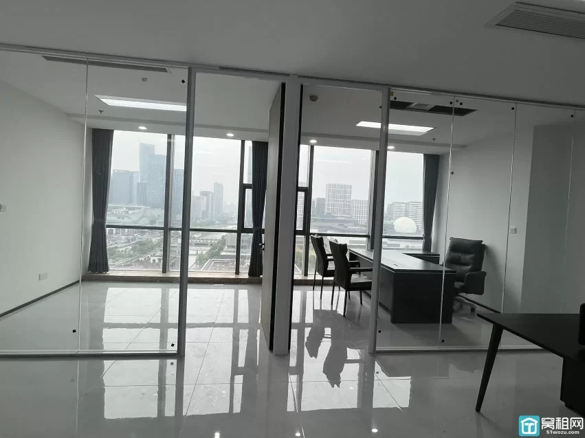 文化广场对面嘉恒广场B座面积：125m²单价：2.1元/m²/天