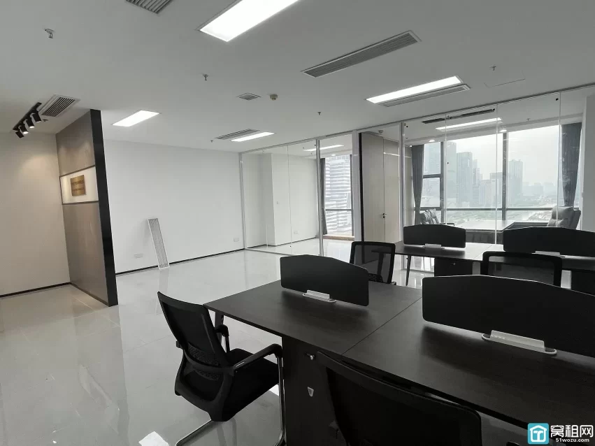 文化广场对面嘉恒广场B座面积：125m²单价：2.1元/m²/天