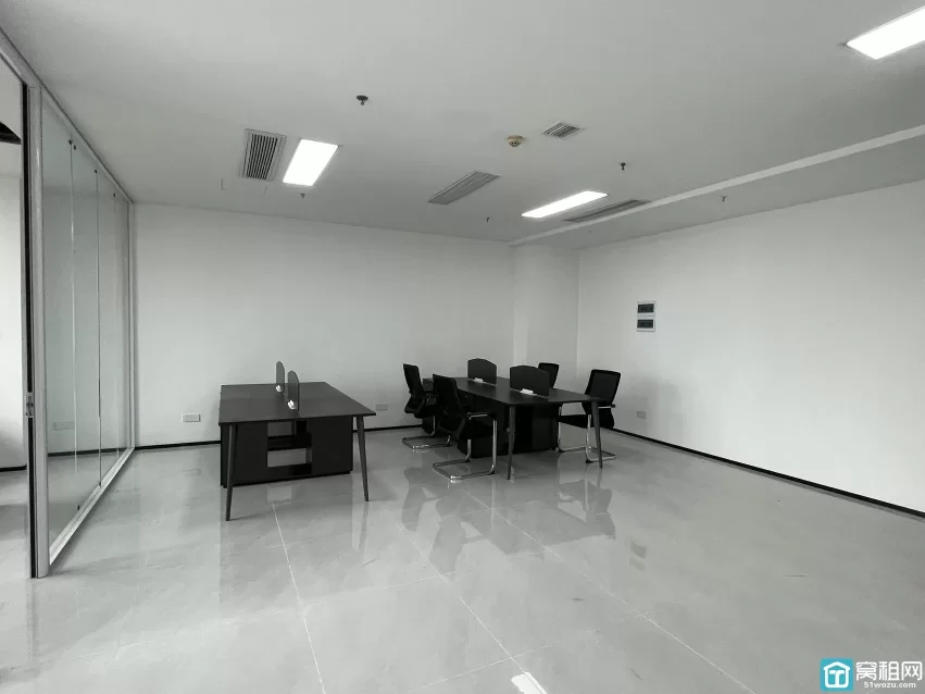 文化广场对面嘉恒广场B座面积：125m²单价：2.1元/m²/天