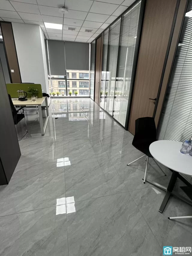 东部新城嘉恒广场B座 175m² 办公室出租单价：2元/m²/天