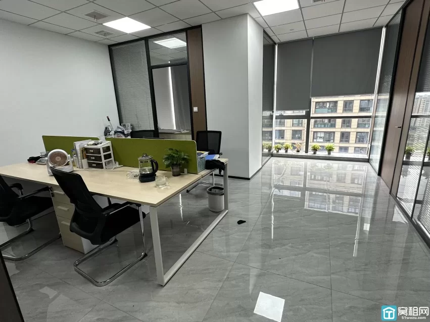 东部新城嘉恒广场B座 175m² 办公室出租单价：2元/m²/天