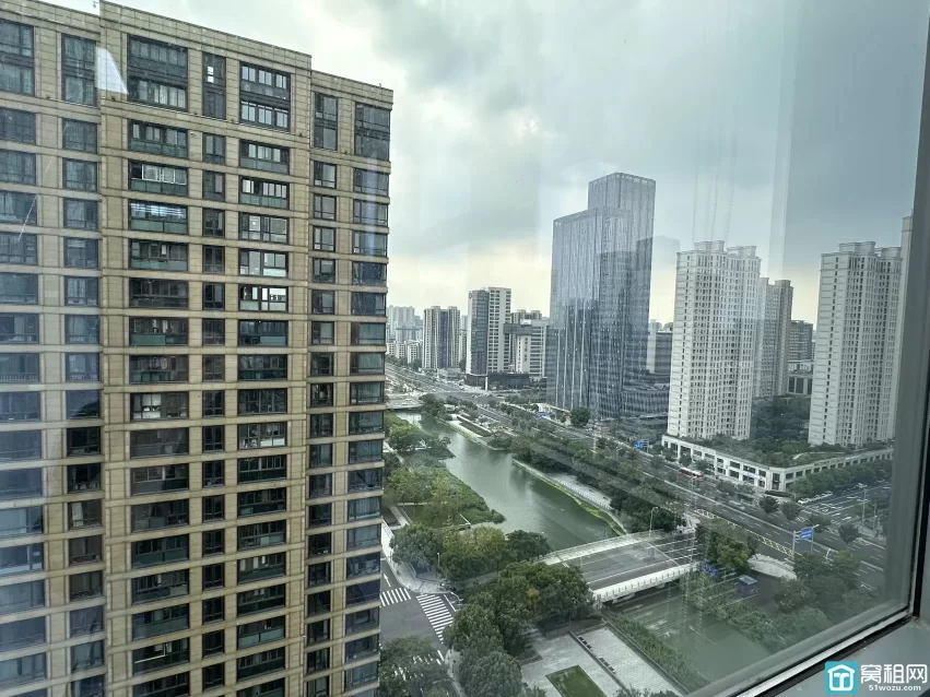 东部新城嘉恒广场B座 175m² 办公室出租单价：2元/m²/天