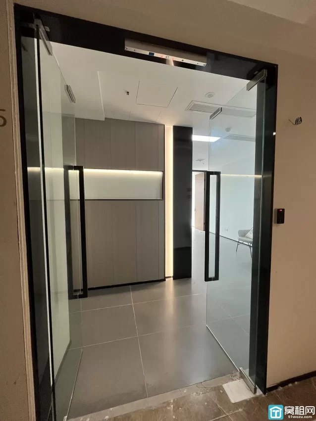 东部新城海晏北路地铁口嘉恒广场B座面积：80m²月租金：4866元/月