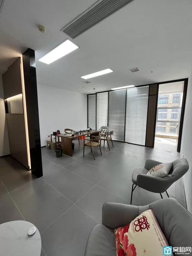 东部新城海晏北路地铁口嘉恒广场B座面积：80m²月租金：4866元/月