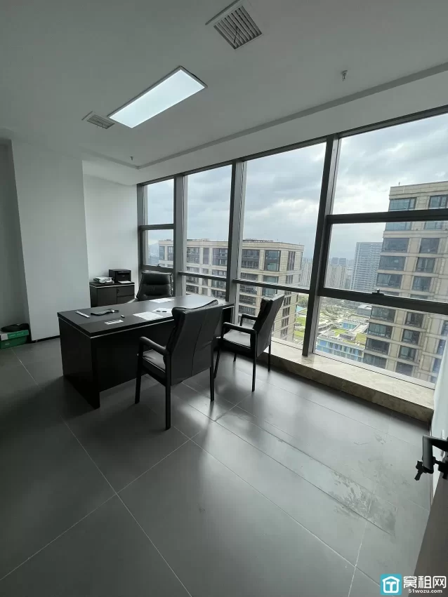 东部新城海晏北路地铁口嘉恒广场B座面积：80m²月租金：4866元/月