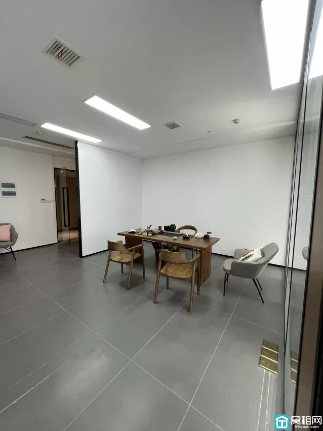 东部新城海晏北路地铁口嘉恒广场B座面积：80m²月租金：4866元/月