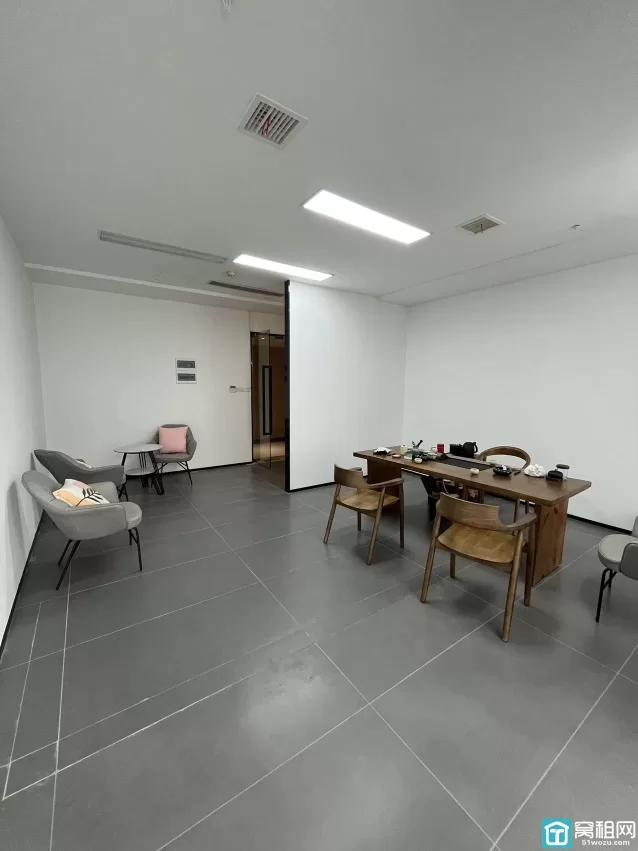 东部新城海晏北路地铁口嘉恒广场B座面积：80m²月租金：4866元/月