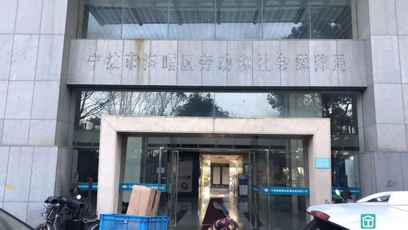 宁波客运中心附近的晶崴大厦停车场收费多少？