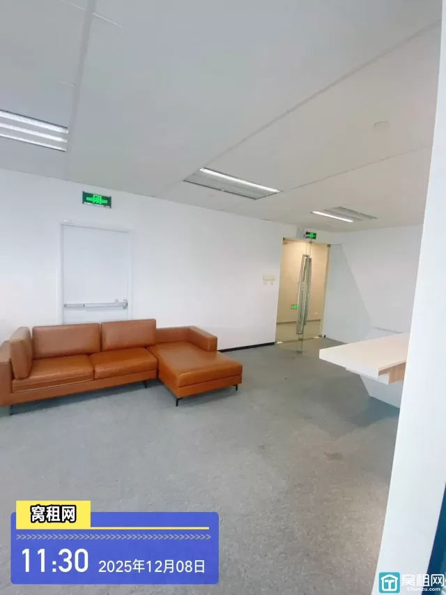 宁波来福士办公楼198平米、精装、得房率高租金26000元/月含办公家具