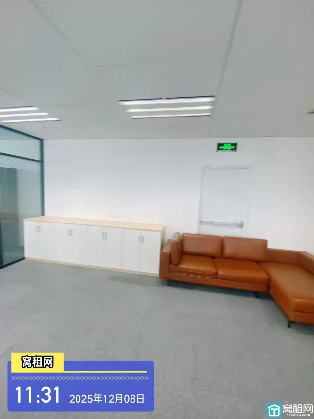 宁波来福士办公楼198平米、精装、得房率高租金26000元/月含办公家具