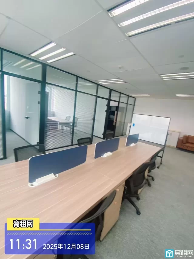 宁波来福士办公楼198平米、精装、得房率高租金26000元/月含办公家具