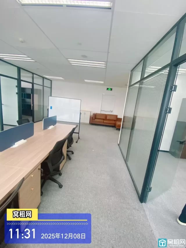 宁波来福士办公楼198平米、精装、得房率高租金26000元/月含办公家具