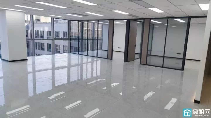 星湖湾电梯口四开电动门220平年底特惠出租