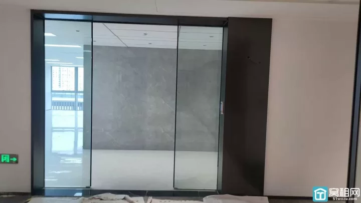 星湖湾电梯口四开电动门220平年底特惠出租