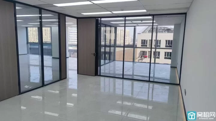 星湖湾电梯口四开电动门220平年底特惠出租