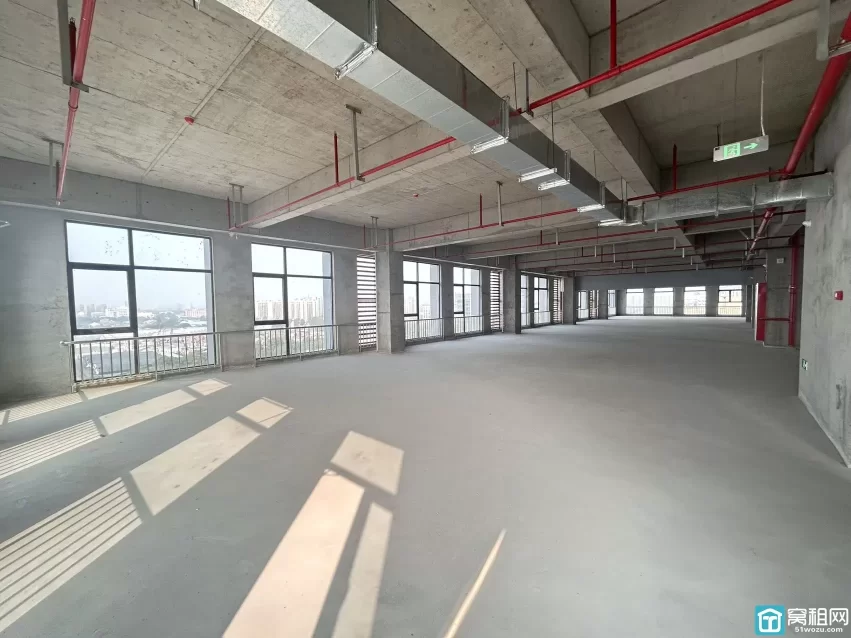宁波崇和科技园出租半层1066平，一层有四部客梯，两部货梯
