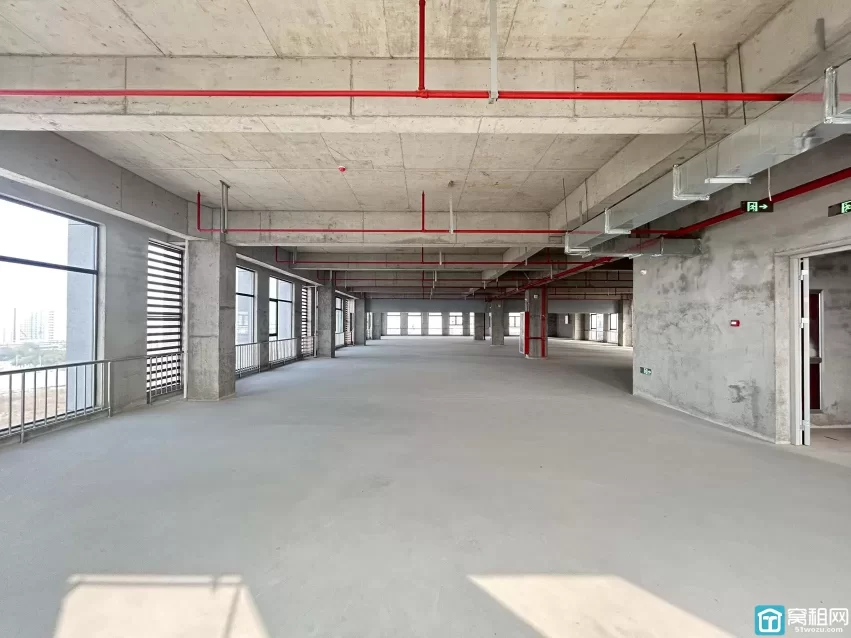 宁波崇和科技园出租半层1066平，一层有四部客梯，两部货梯