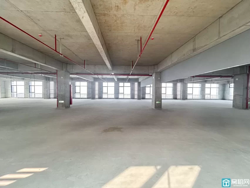 宁波崇和科技园出租半层1066平，一层有四部客梯，两部货梯