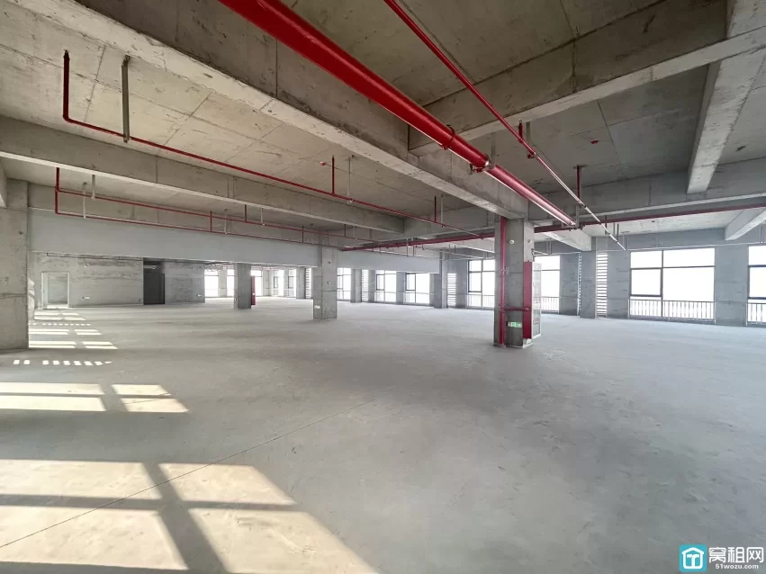 宁波崇和科技园出租半层1066平，一层有四部客梯，两部货梯