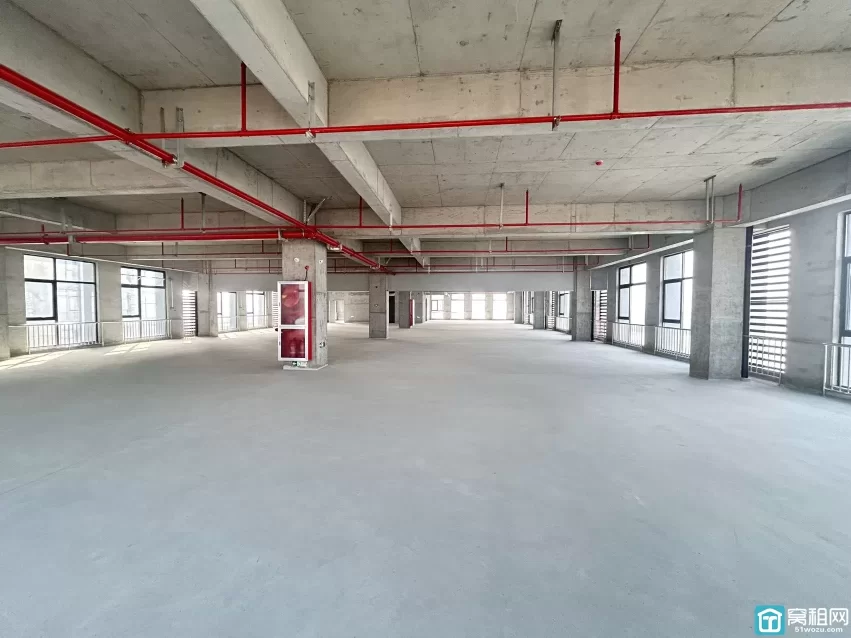 宁波崇和科技园出租半层1066平，一层有四部客梯，两部货梯