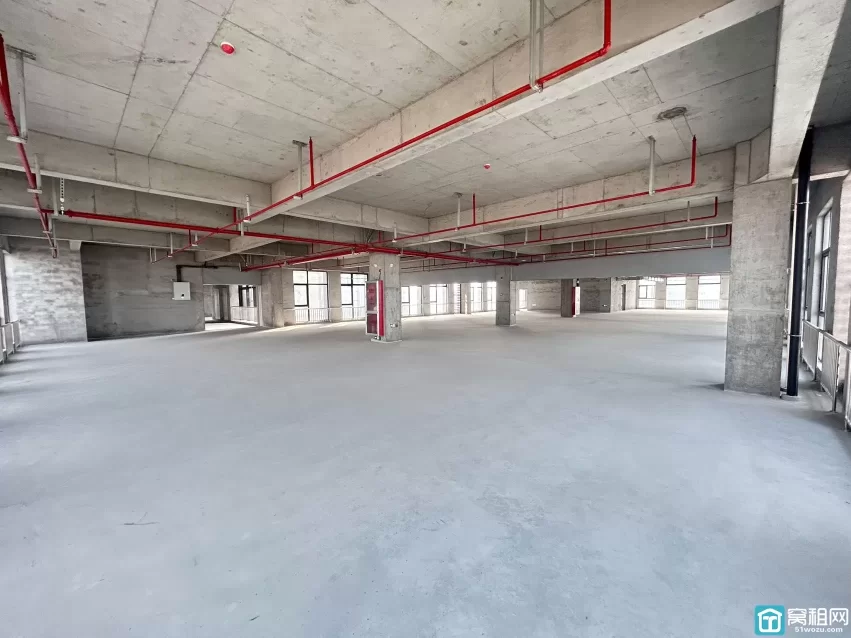 宁波崇和科技园出租半层1066平，一层有四部客梯，两部货梯