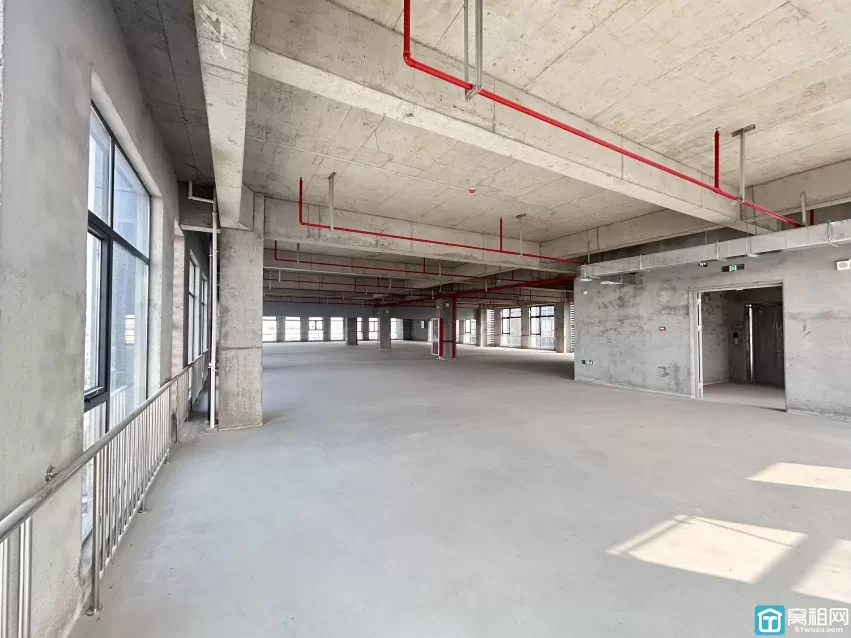 宁波崇和科技园出租半层1066平，一层有四部客梯，两部货梯