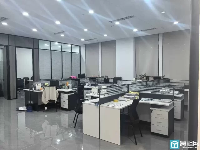 东部新城附近东都国际223平东南朝向四隔间办公室出租