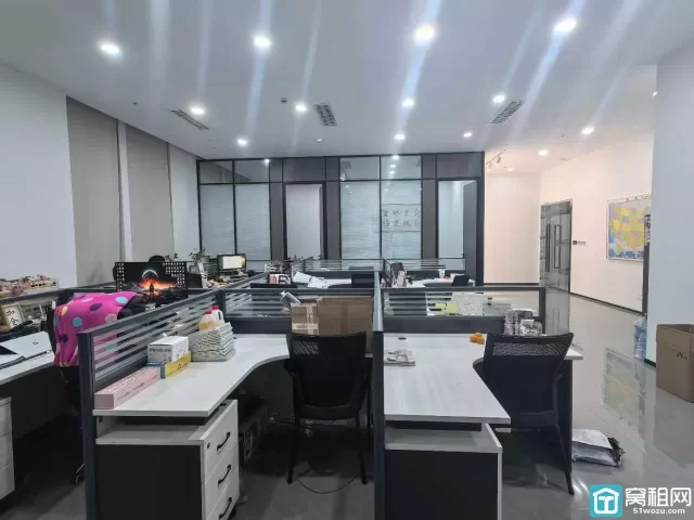 东部新城附近东都国际223平东南朝向四隔间办公室出租