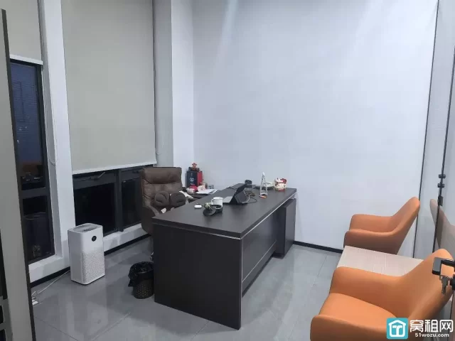 东部新城附近东都国际223平东南朝向四隔间办公室出租