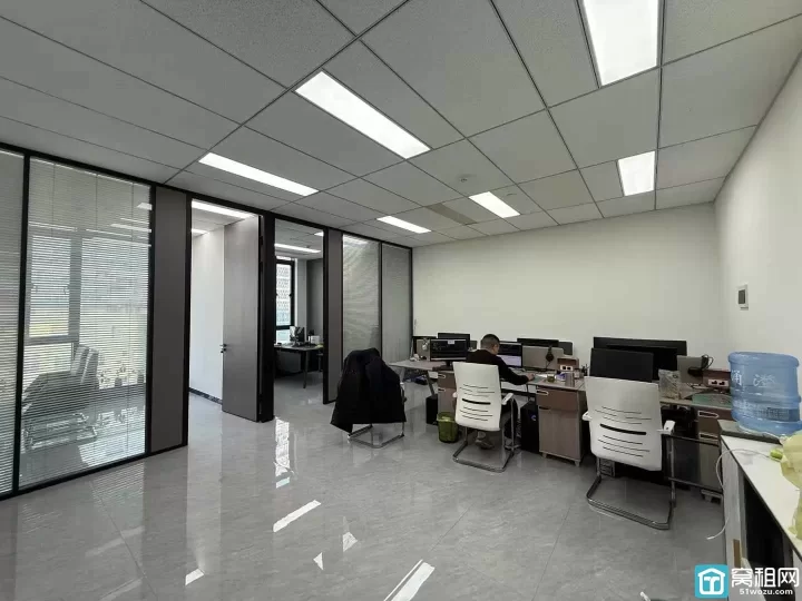 南部商务区三禾大厦117平方 全新精装修2隔间 带全套办公家具 房东直租