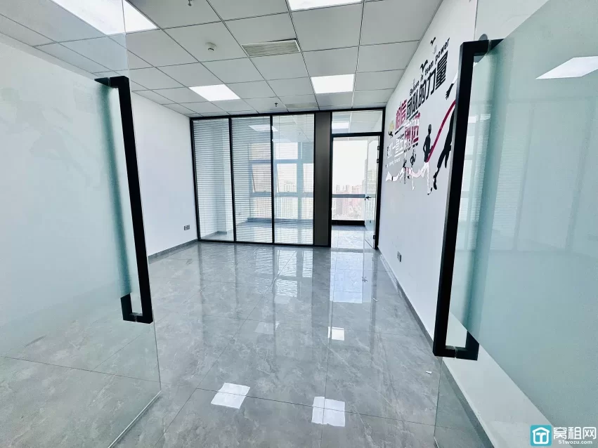 鸿安大厦朝东办公室米出租65平，3300月租，朝东，一个隔间，落地窗，地砖装修