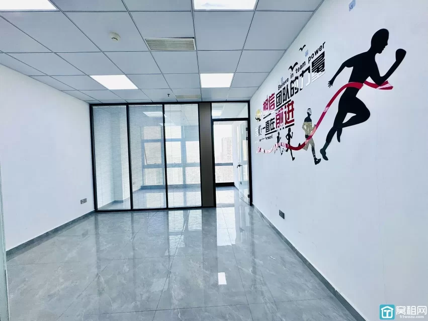 鸿安大厦朝东办公室米出租65平，3300月租，朝东，一个隔间，落地窗，地砖装修