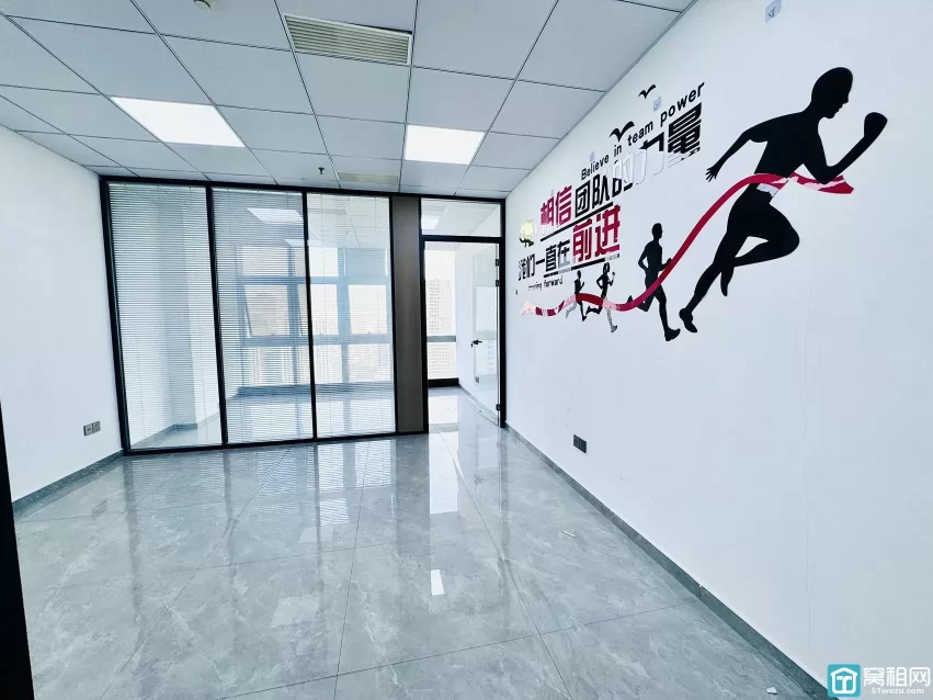 鸿安大厦朝东办公室米出租65平，3300月租，朝东，一个隔间，落地窗，地砖装修