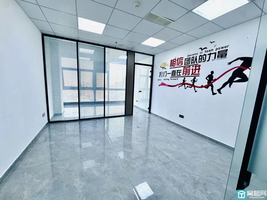 鸿安大厦朝东办公室米出租65平，3300月租，朝东，一个隔间，落地窗，地砖装修