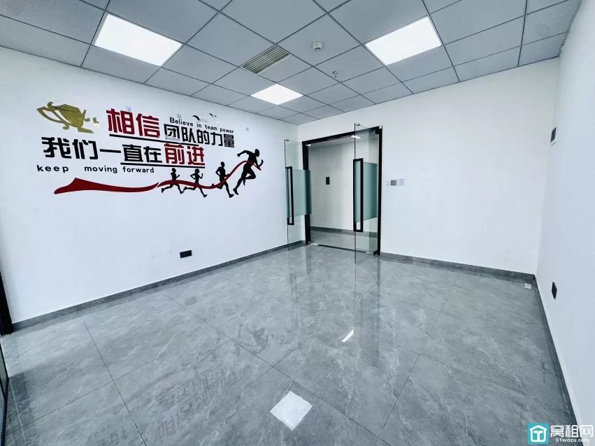 鸿安大厦朝东办公室米出租65平，3300月租，朝东，一个隔间，落地窗，地砖装修