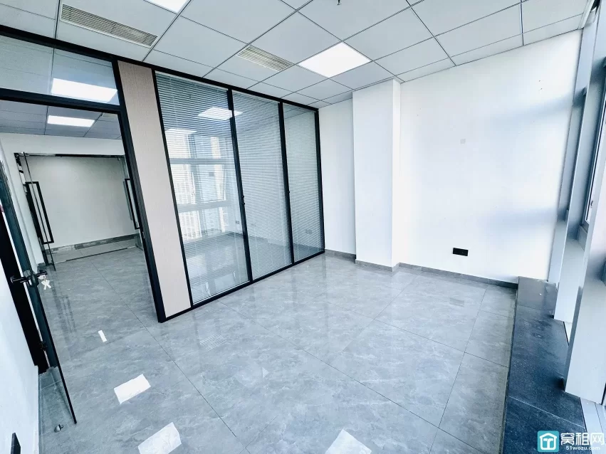 鸿安大厦朝东办公室米出租65平，3300月租，朝东，一个隔间，落地窗，地砖装修