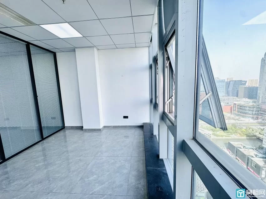 鸿安大厦朝东办公室米出租65平，3300月租，朝东，一个隔间，落地窗，地砖装修