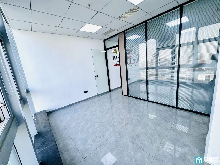 鸿安大厦朝东办公室米出租65平，3300月租，朝东，一个隔间，落地窗，地砖装修