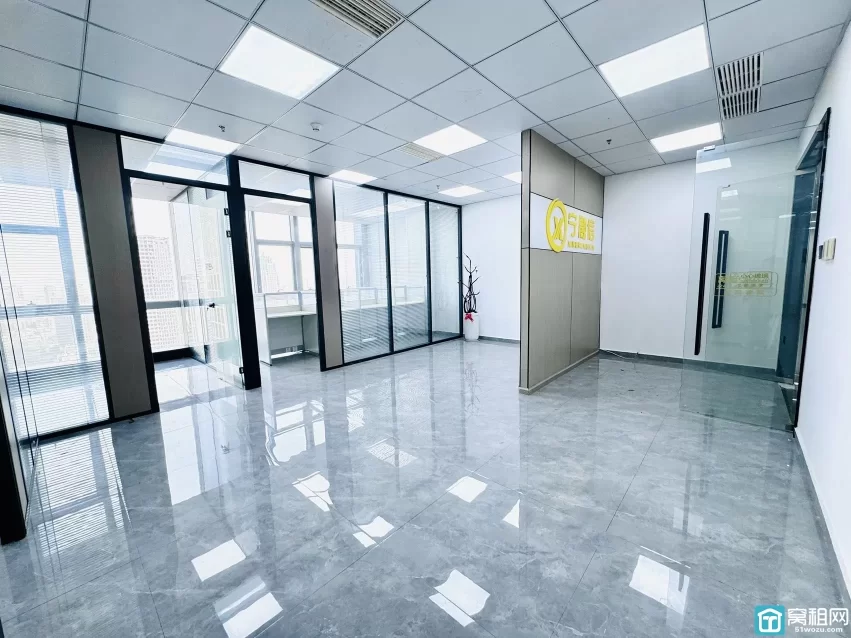 南部商务区鸿安大厦115平，5800月租，朝东，4个隔间，落地窗，地砖装修电梯口