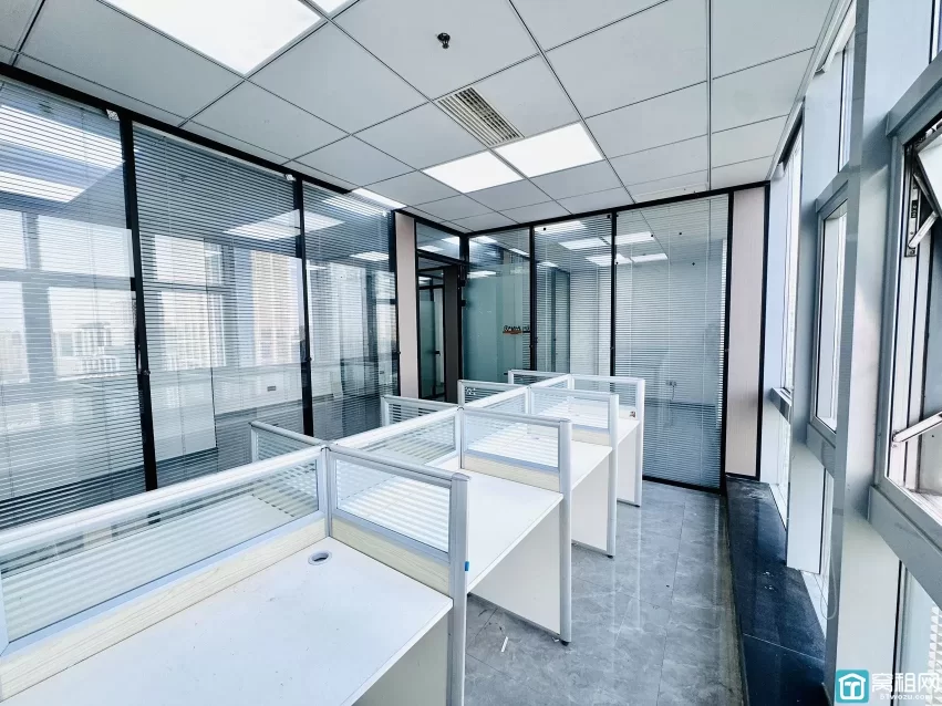 南部商务区鸿安大厦115平，5800月租，朝东，4个隔间，落地窗，地砖装修电梯口