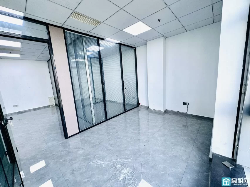 南部商务区鸿安大厦115平，5800月租，朝东，4个隔间，落地窗，地砖装修电梯口