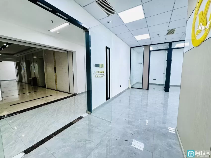 南部商务区鸿安大厦115平，5800月租，朝东，4个隔间，落地窗，地砖装修电梯口