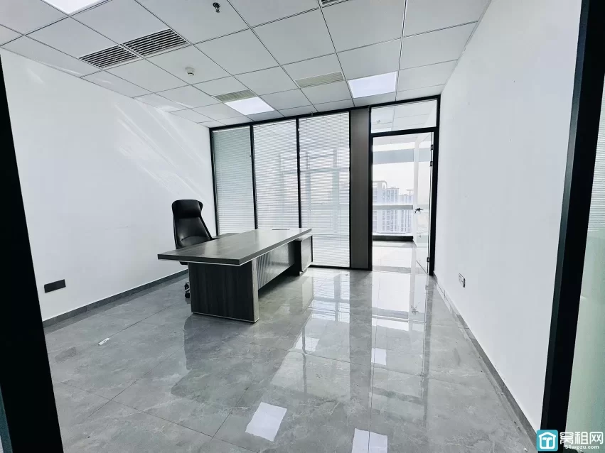 出租鸿安大厦60平，3100月租，朝南，一个隔间，落地窗，地砖装修