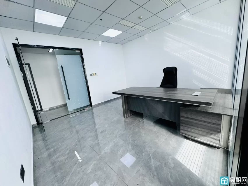 出租鸿安大厦60平，3100月租，朝南，一个隔间，落地窗，地砖装修