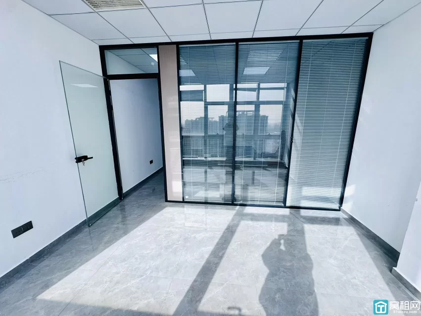 出租鸿安大厦60平，3100月租，朝南，一个隔间，落地窗，地砖装修