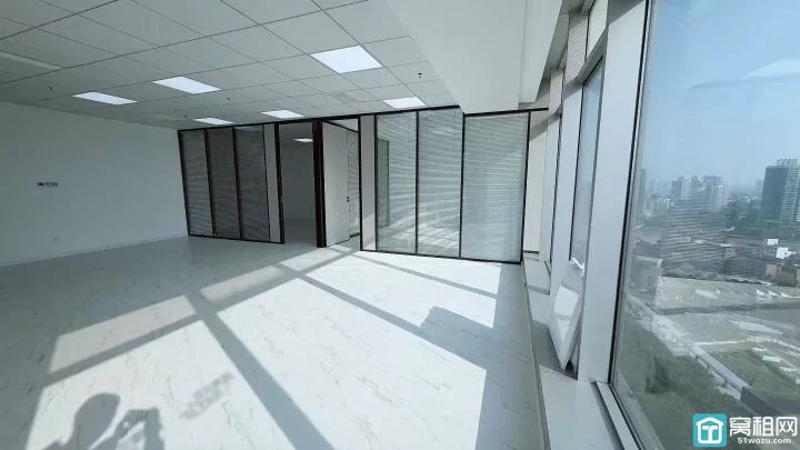 海曙区甲级写字楼中信银行大厦面积131平 朝南 隔间二个出租