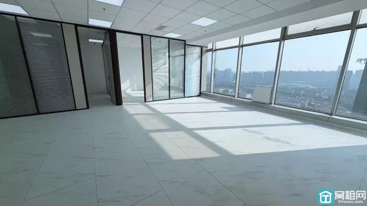 海曙区甲级写字楼中信银行大厦面积131平 朝南 隔间二个出租